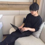 「ルームウェアとして最高の着心地。新しくなった袖リブのおかげで、袖まくりしてズリ落ちないのも良かったです」