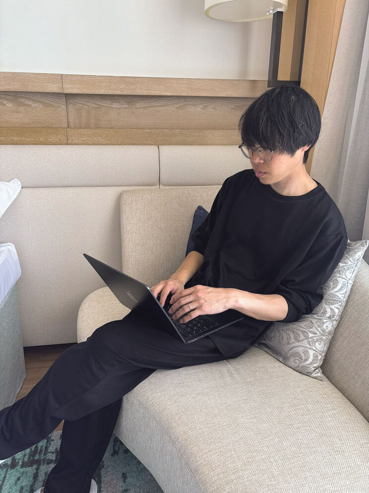 「ルームウェアとして最高の着心地。新しくなった袖リブのおかげで、袖まくりしてズリ落ちないのも良かったです」