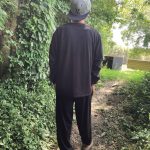 「スッキリ目覚めて、そのままの格好で朝の散歩に。窮屈感がなく、動きやすいのでちょっとした運動にも良さそうです！」