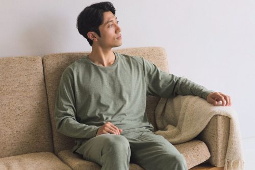 【ワークマン】1900円の「疲労回復ウェア」が神コスパ！着るだけで疲れが取れるってホント？カインズ、AOKIも参入する最新リカバリーウェア徹底比較