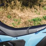 スズキ DR-Z4SM　「ライダーと一体化するシート」