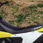 スズキ DR-Z4S　「見た目よりも快適なシート」