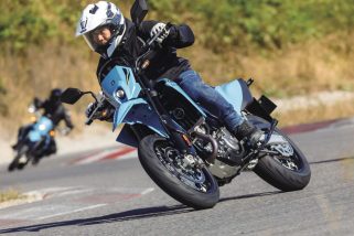 【伝説復活】スズキ「DR-Z」がハイテク武装で帰ってきた！120万円でも納得の“電子制御”とは？SとSM、乗り比べてわかった“決定的違い”