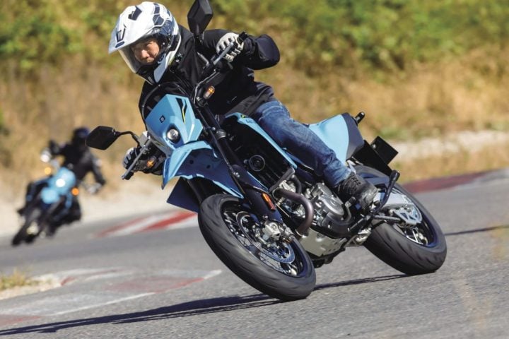 【伝説復活】スズキ「DR-Z」がハイテク武装で帰ってきた!120万円でも納得の“電子制御”とは?SとSM、乗り比べてわかった“決定的違い”