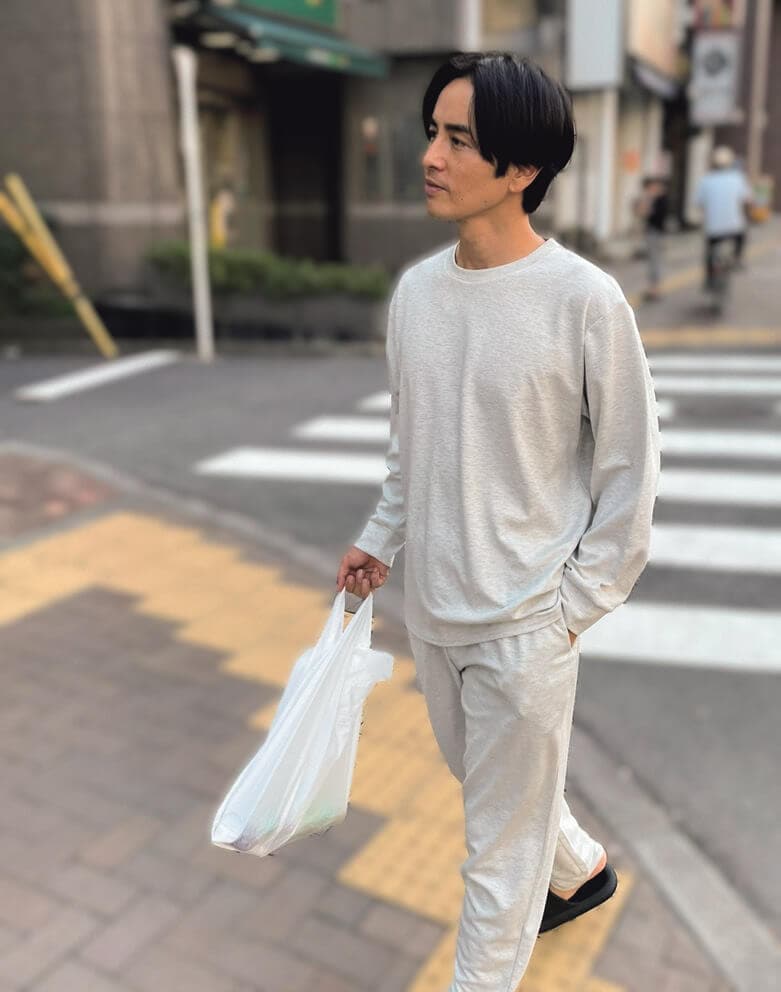 「そのまま外出できるスッキリしたデザインなので、近所のお買い物もラクラク。部屋着にも外出着にもなりますね」