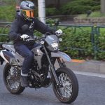 カワサキ KLX230SM ￥616,000（2025年モデル）、￥638,000（2026年モデル） 【●全長×全幅×全高＝2,035×845×1,125mm　●シート高＝840mm　●車両重量＝137kg　●総排気量＝232cc　●エンジン種類＝空冷4ストローク単気筒　●最高出力＝13kW/8,000rpm　●最大トルク＝19N・m/6,400rpm　●燃料消費率（WMTCモード値）＝34.7km/L（クラス2-1）1名乗車時】