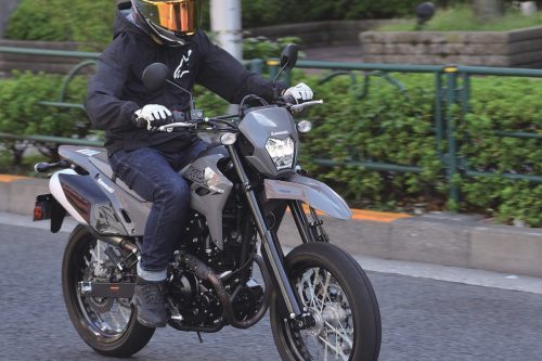 【250cc以下の傑作バイク】カワサキ「KLX230SM」とホンダ「CRF250 RALLY」は、街乗りも旅もこなす！最新2種を徹底解説