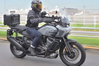 【勝手に車高が下がる!?】ハーレーの「足つき革命」に感動。ヤマハ「テネレ700」と選ぶ、大人の旅バイク2選