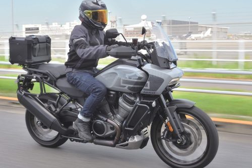 【勝手に車高が下がる!?】ハーレーの「足つき革命」に感動。ヤマハ「テネレ700」と選ぶ、大人の旅バイク2選