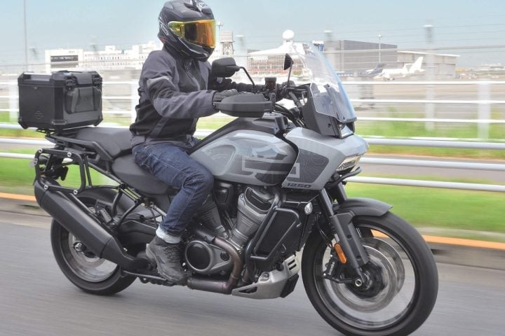 【勝手に車高が下がる!?】ハーレーの「足つき革命」に感動。ヤマハ「テネレ700」と選ぶ、大人の旅バイク2選