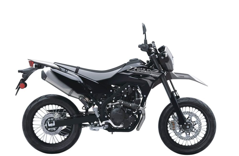 カワサキ KLX230SM ￥616,000（2025年モデル）、￥638,000（2026年モデル） 【●全長&times;全幅&times;全高＝2,035&times;845&times;1,125mm　●シート高＝840mm　●車両重量＝137kg　●総排気量＝232cc　●エンジン種類＝空冷4ストローク単気筒　●最高出力＝13kW/8,000rpm　●最大トルク＝19N・m/6,400rpm　●燃料消費率（WMTCモード値）＝34.7km/L（クラス2-1）1名乗車時】