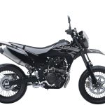 カワサキ KLX230SM ￥616,000（2025年モデル）、￥638,000（2026年モデル） 【●全長×全幅×全高＝2,035×845×1,125mm　●シート高＝840mm　●車両重量＝137kg　●総排気量＝232cc　●エンジン種類＝空冷4ストローク単気筒　●最高出力＝13kW/8,000rpm　●最大トルク＝19N・m/6,400rpm　●燃料消費率（WMTCモード値）＝34.7km/L（クラス2-1）1名乗車時】