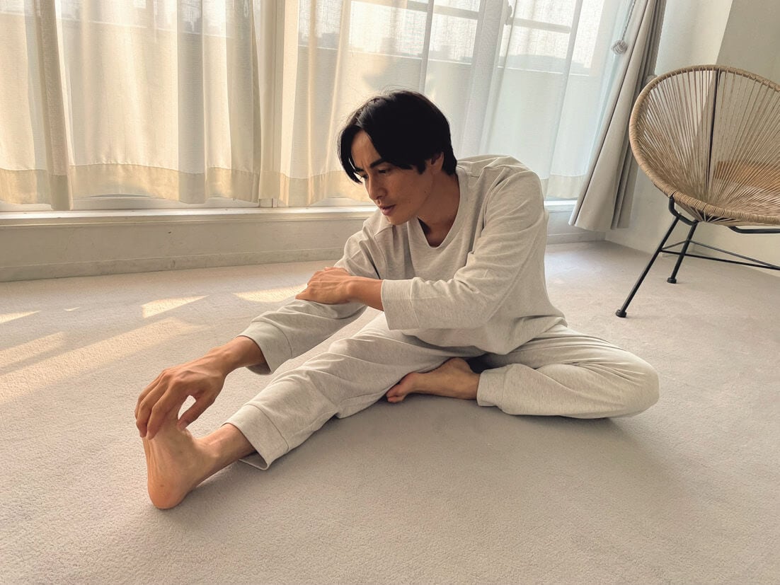 「朝スッキリ目覚めてからのストレッチ。生地に伸縮性があるので、突っ張る感じがなく、気持ち良く動けます」