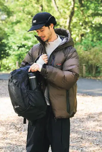 第3位　【暖かいのに超スマート】ナンガの“着る寝袋”！最高峰ダウン「ミカミ」×高機能リュックが冬の最適解