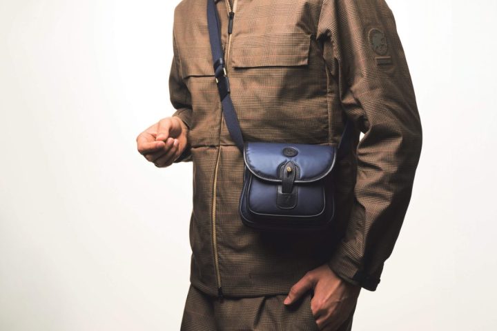 【米国2大巨頭が共演】留め具は「ゴールデンフリース」。ハンティングワールド×ブルックスブラザーズのまるで“紺ブレ”なミニバッグ