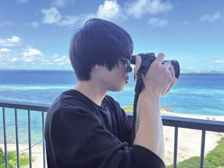 「フォトグラファー　村本祥一さん」
写真家・篠田麦也氏に師事し、2010年に独立。雑誌、広告、WEBなど幅広いメディアで活躍。「BYTHEWAY PHOTOGRAPHY」代表