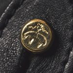 留め具に施された刻印にも注目！