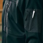 左袖には落下防止のためのファスナー付きポケットとペン差し