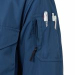 ペンを収納できるペンホルダーや落下防止のファスナーポケット