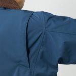 ブルゾンを着ていても腕が動かしやすい