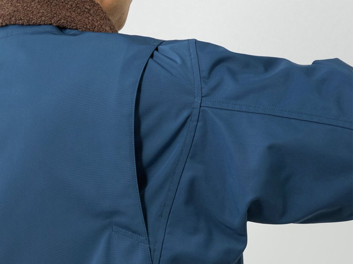 ブルゾンを着ていても腕が動かしやすい