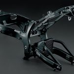 シャシーは、アルミツインスパーフレームとスイングアームで構成され、優れた強度と柔軟性を両立させた特性がポイント
