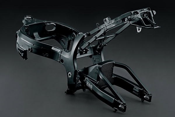 シャシーは、アルミツインスパーフレームとスイングアームで構成され、優れた強度と柔軟性を両立させた特性がポイント