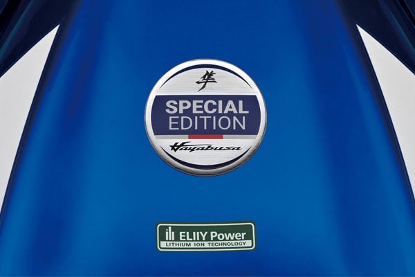 タンクに配したスペシャルエディションのエンブレム