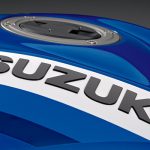 立体感のある「SUZUKI」のロゴデカールもポイント