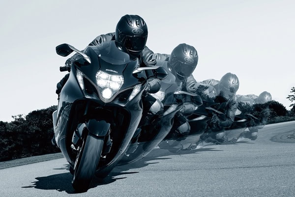 前輪のリフトを抑えながら最大限の加速が得られるアンチリフトコントロールシステム