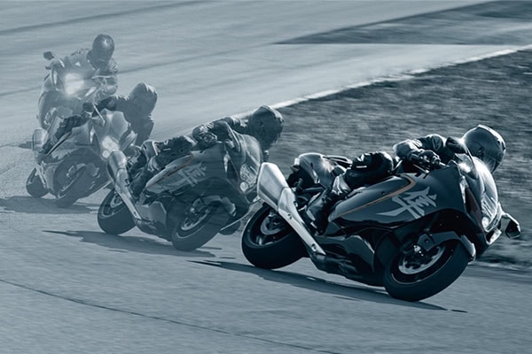 リヤタイヤのスピンを検出した際、速やかにエンジン出力を低減するモーショントラックコントロールシステム