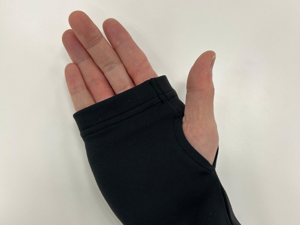 サムホール仕様なので親指を通せば密着性も高く、保温性が高い