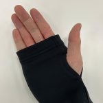 サムホール仕様なので親指を通せば密着性も高く、保温性が高い