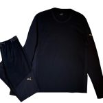 後身頃と前身頃のモモ下部分には両面を起毛させたポリエステルベア天を採用し、保温性とストレッチ性を両立