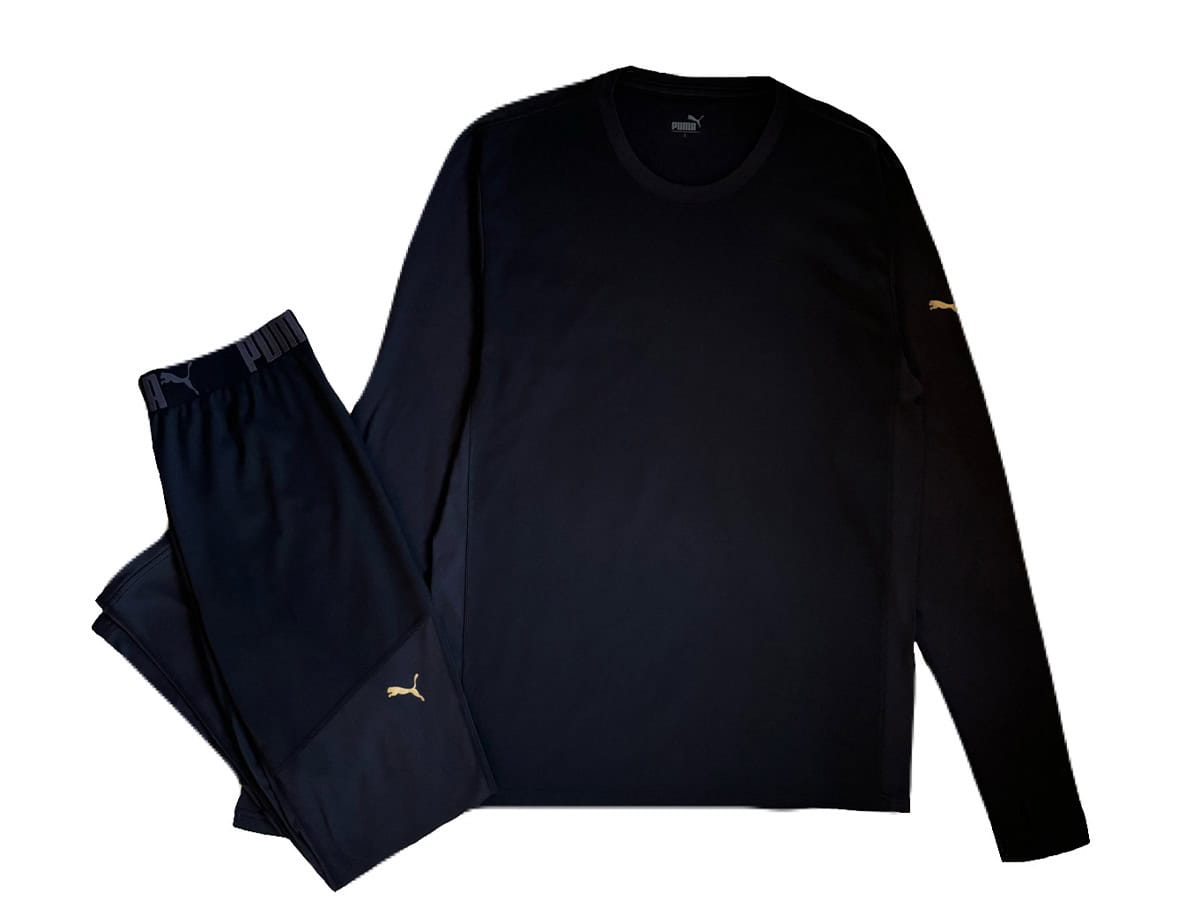 後身頃と前身頃のモモ下部分には両面を起毛させたポリエステルベア天を採用し、保温性とストレッチ性を両立