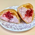 甘さは控えめで、いちごソースの酸味がいい仕事。果肉感もしっかりあって満足度が高い