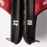 ソールのサイドに左右それぞれ「投」「打」の文字をプリント