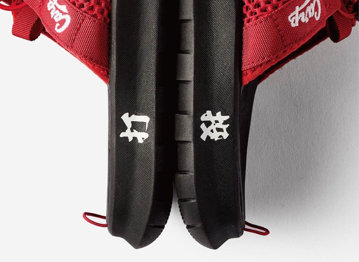 ソールのサイドに左右それぞれ「投」「打」の文字をプリント