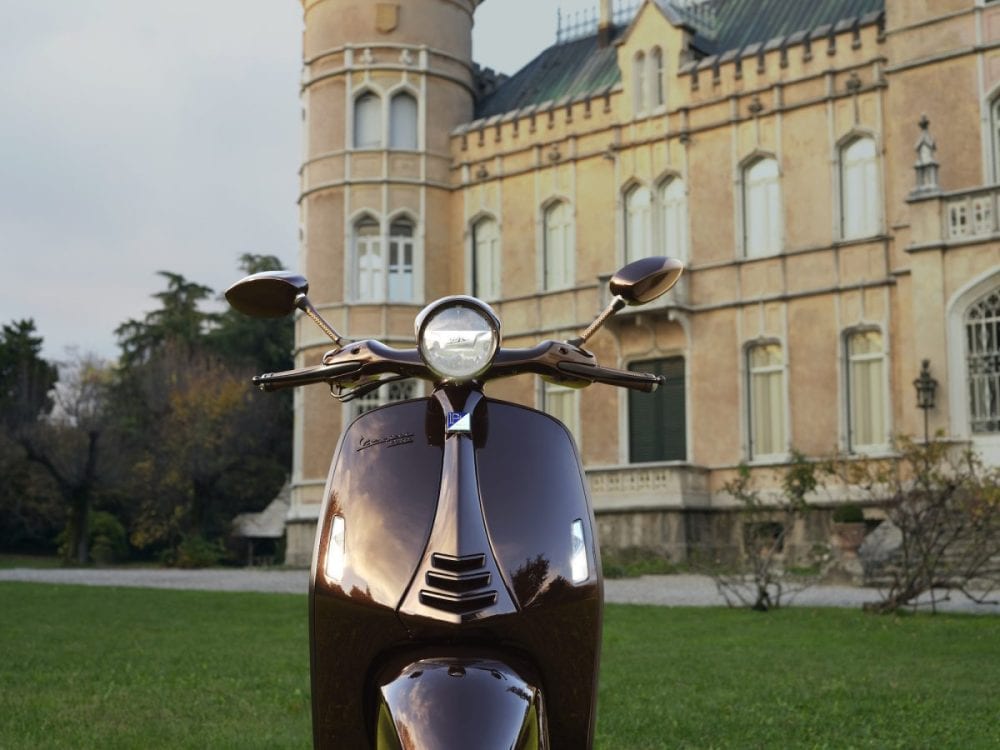 ベースとなるのはベスパの最高峰モデル「946」