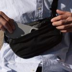 軽量で引き裂きに強く、優れた耐摩耗性と耐水性を備えたメッシュ素材で仕立てたウルトラストレッチポケットは、しなやかな伸縮性を持ち、荷物をしっかりとホールド