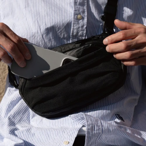 軽量で引き裂きに強く、優れた耐摩耗性と耐水性を備えたメッシュ素材で仕立てたウルトラストレッチポケットは、しなやかな伸縮性を持ち、荷物をしっかりとホールド