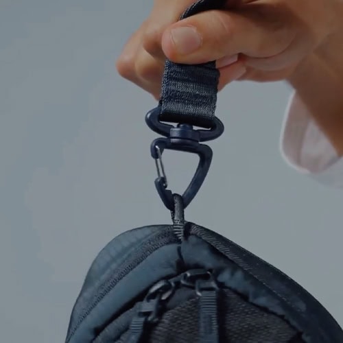 コアスリングには、ショルダーベルトのフックを取り付けられるループを4箇所搭載。360度回転するフックを好みの位置に装着することで、身体に最もフィットするポジションを見つけられる