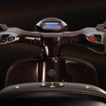 ハンドルバーグリップとミラーステムにもシートと同じ上質なレザーが使用されている