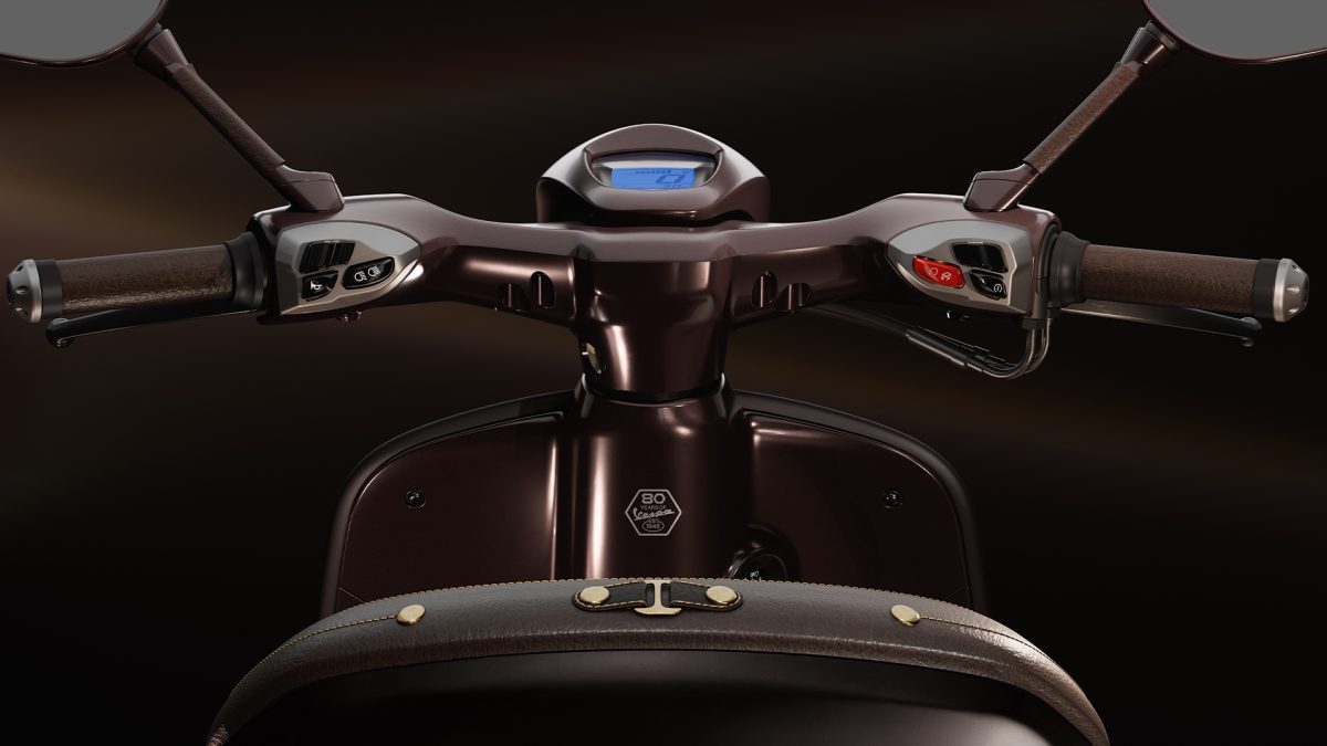 ハンドルバーグリップとミラーステムにもシートと同じ上質なレザーが使用されている