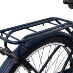 フレーム同色の重量のある荷物の積載も可能なリヤキャリア