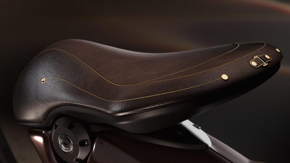 乗馬用の鞍をイメージさせる革製のシート