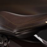 乗馬用の鞍をイメージさせる革製のシート