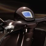 モダンなフォルムにLCDメーターを搭載