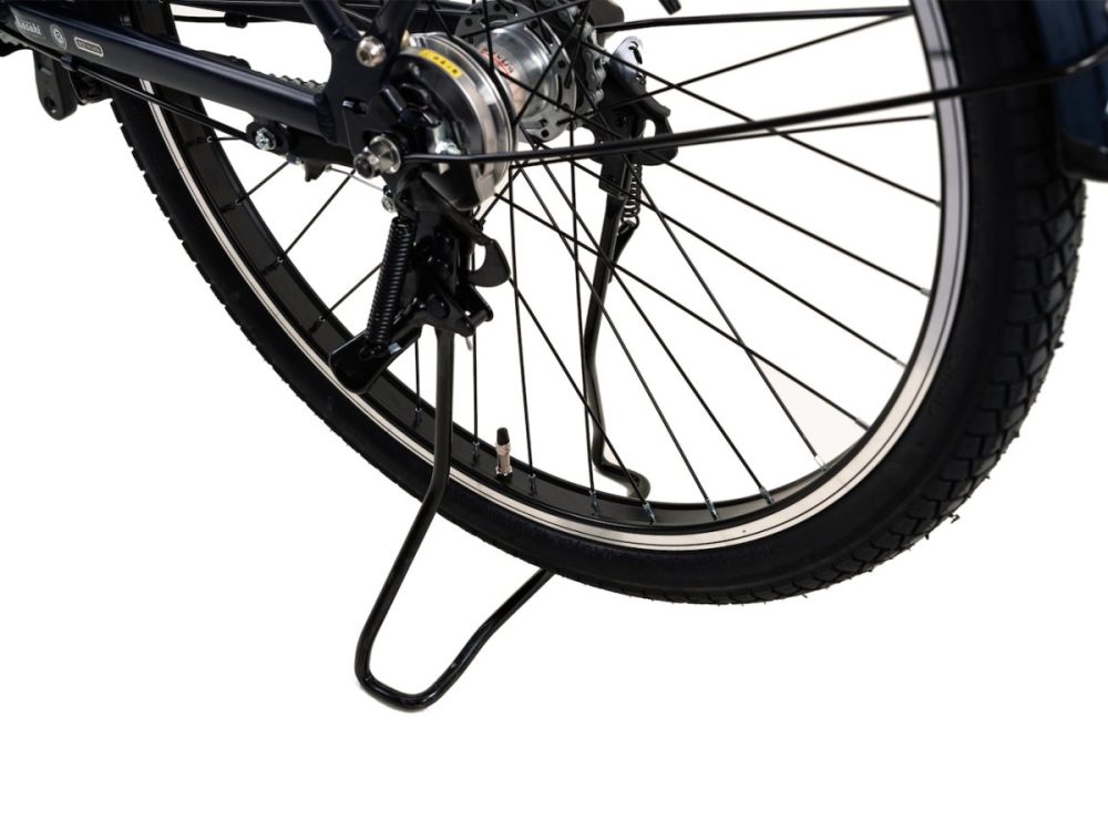 自動でロックがかかり、不意の転倒を防止してくれる両立スタンド