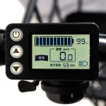 スピードや走行可能距離が一目で分かる液晶スイッチパネル